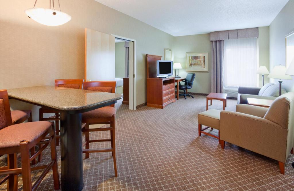 Holiday Inn Express Hotel & Suites Cedar Rapids I-380 at 33rd Avenue an IHG Hotel Main image 2